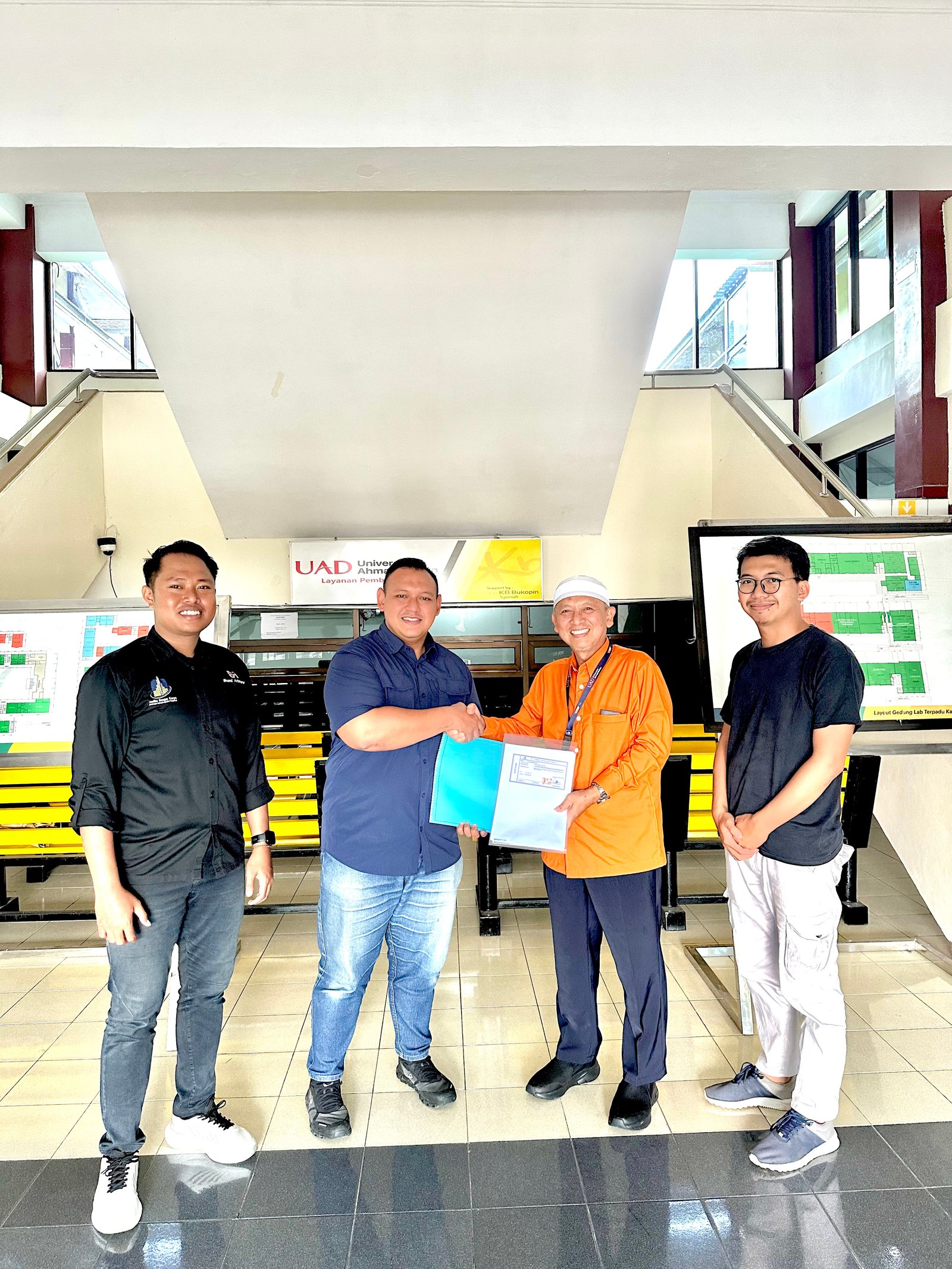 Foto klien puas bersama Andika Bangun Karya